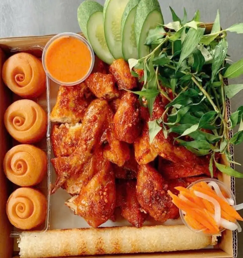 Hình ảnh Combo Đỉnh:  Gà nướng nguyên con - 1 thanh cơm lam - 4 bánh bao chiên