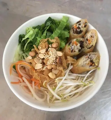 Hình ảnh Bún chả giò chay