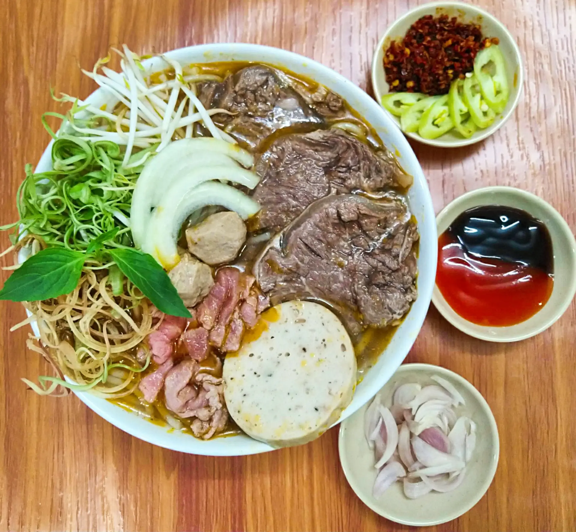 Hình ảnh Bún Bò Tái Nạm Chả