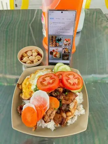 Hình ảnh Cơm tấm sườn & thăn bò nướng + canh rong biển
