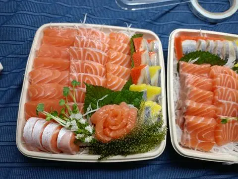 Hình ảnh Sashimi Cá hồi và cá trích mix 2 màu - M475