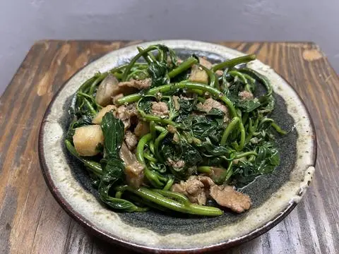 Hình ảnh Cơm thịt bò xào rau lang nấm rơm