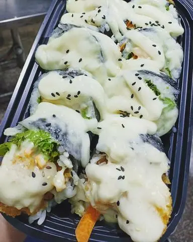Hình ảnh kimbap gà phủ phomai mazza