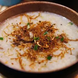 Hình ảnh Cháo thịt + ruốc nấm, quẩy