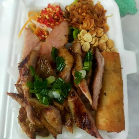Hình ảnh Bánh Ướt Thịt Nướng - Chả Giò 