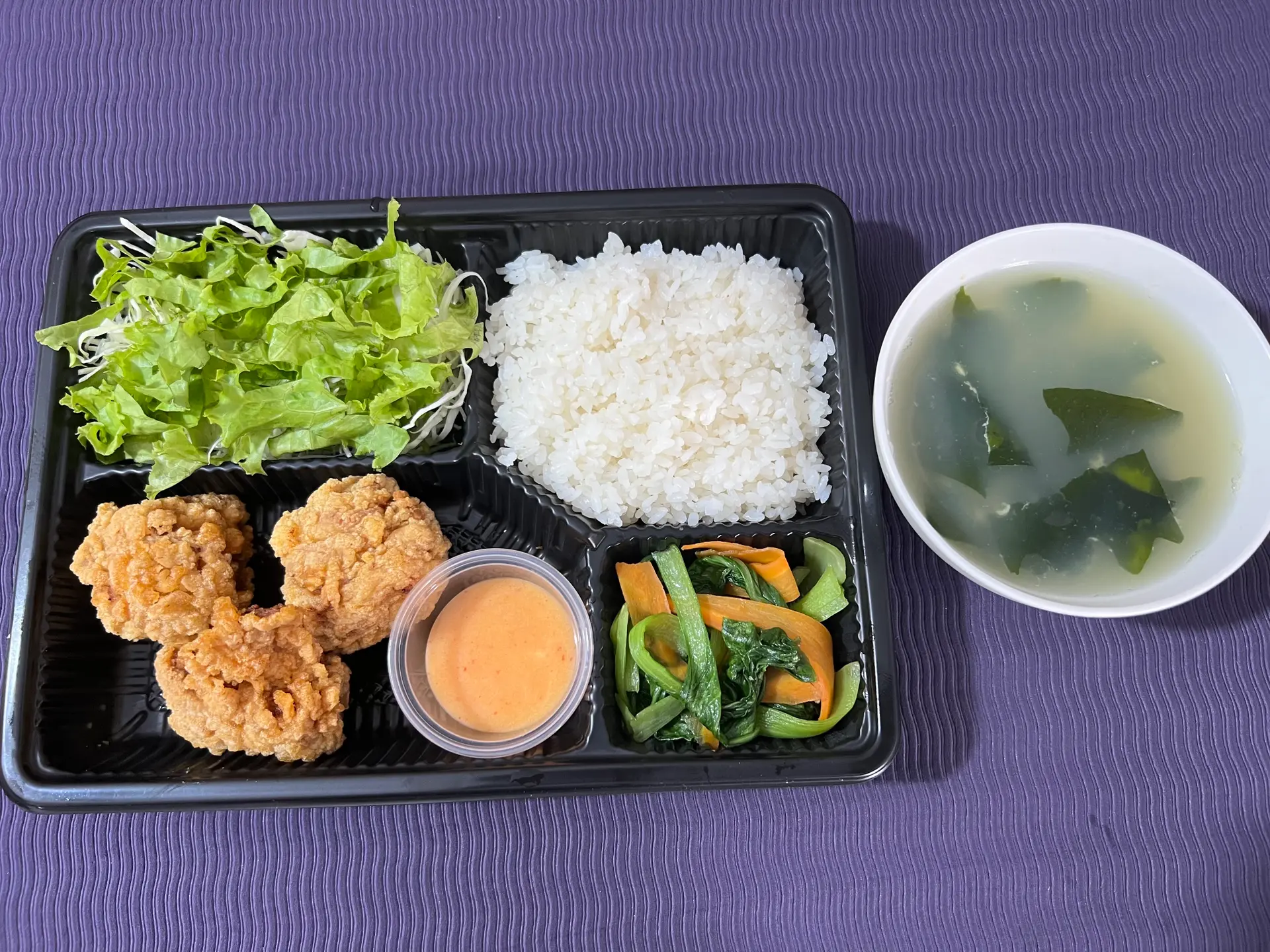 Hình ảnh Cơm thịt gà chiên giòn + Canh