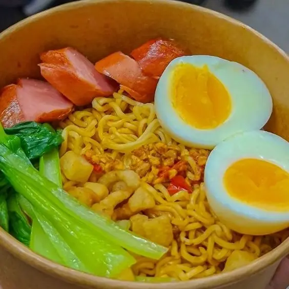 Hình ảnh Mì trộn trứng xúc xích