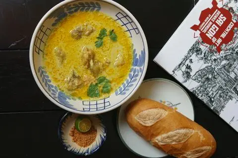 Hình ảnh Phần Cà ri Gà : chicken curry / Poulet au Curry size L + bánh mì / bread/ pain 