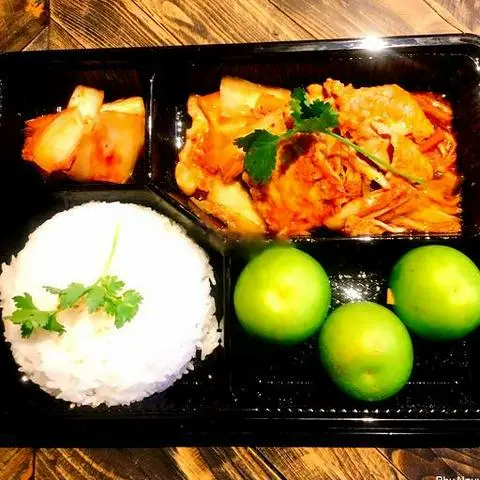 Hình ảnh Combo cơm thịt heo xào kimchi + trái cây tráng miệng