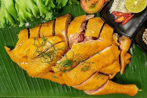 Hình ảnh nữa con gà ủ muối hoa tiêu ( bỏ đầu, chân)+ 5 bánh bao chiên 