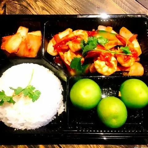 Hình ảnh Combo cơm tôm surimi với ớt chuông và hành tây + trái cây tráng miệng