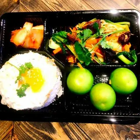 Hình ảnh Combo cơm trứng ốp la và cải xào nấm thịt heo + trái cây tráng miệng