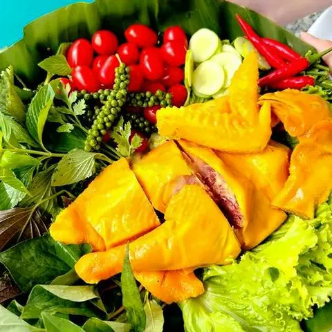 Hình ảnh Gà ủ muối Út Dậu - nửa con chặt sẵn