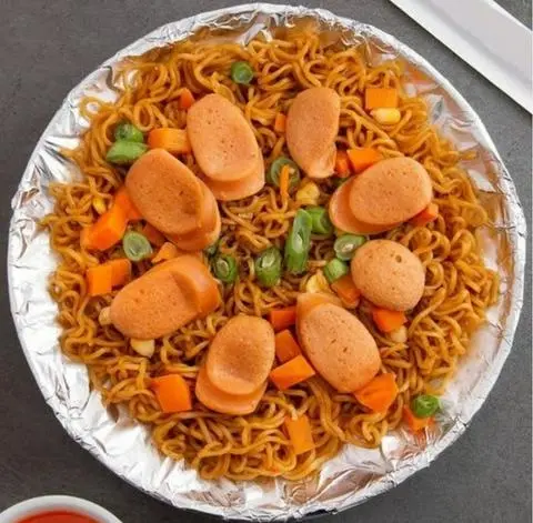 Hình ảnh Mì Trộn Rau Củ + Xúc Xích 2 Cây