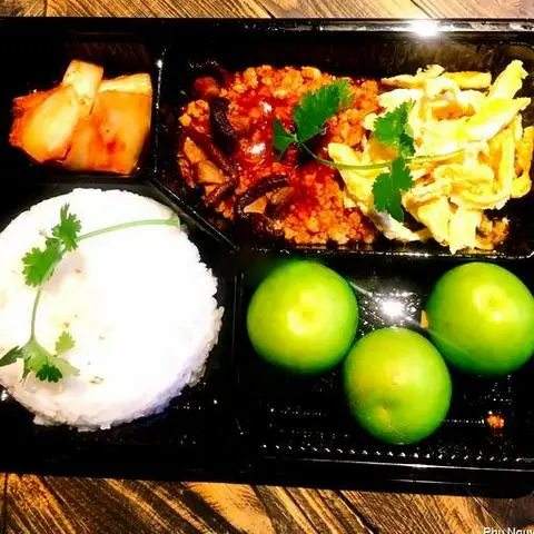 Hình ảnh Combo cơm trứng sợi + thịt bằm sốt cay + trái cây tráng miệng