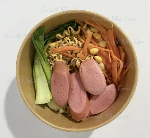 Hình ảnh Mì trộn Indomie xúc xích