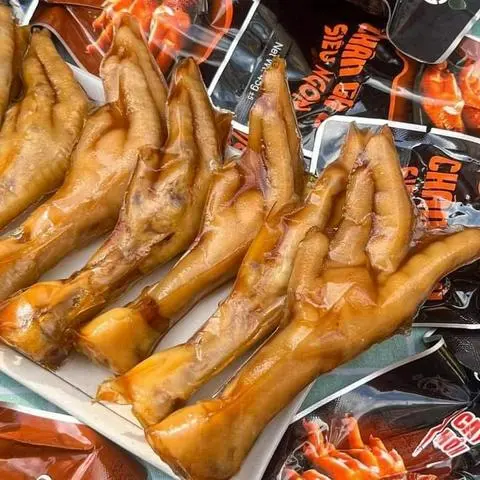 Hình ảnh Chân Gà Đen Cay CM Food 45g