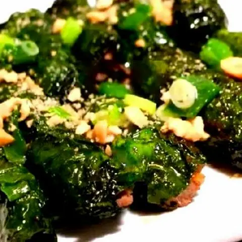 Hình ảnh Bò lá lốt cùng với rau - nước chấm và bánh tráng đầy đủ