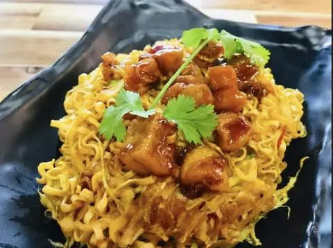 Hình ảnh Mì cay phô mai bò viên tóp mỡ