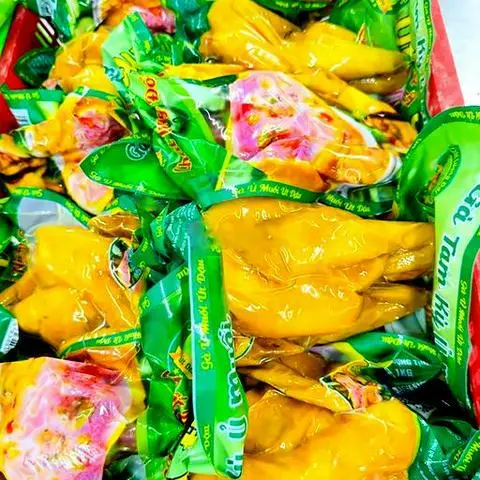 Hình ảnh Gà ủ muối Út Dậu nguyên con