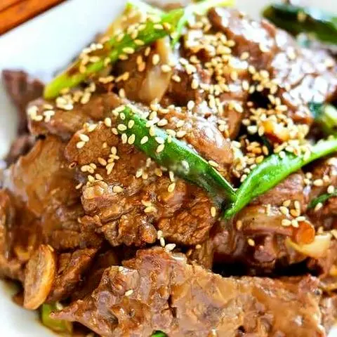 Hình ảnh St-4: Cơm thịt bò Mỹ xào tỏi /Rice with beef stir-fried with garlic