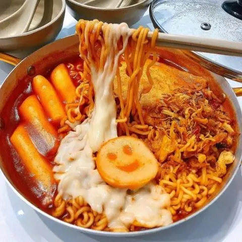 Hình ảnh Mì tokbokki phô mai