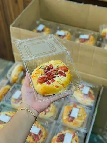 Hình ảnh Bánh Xúc Xích Giữa