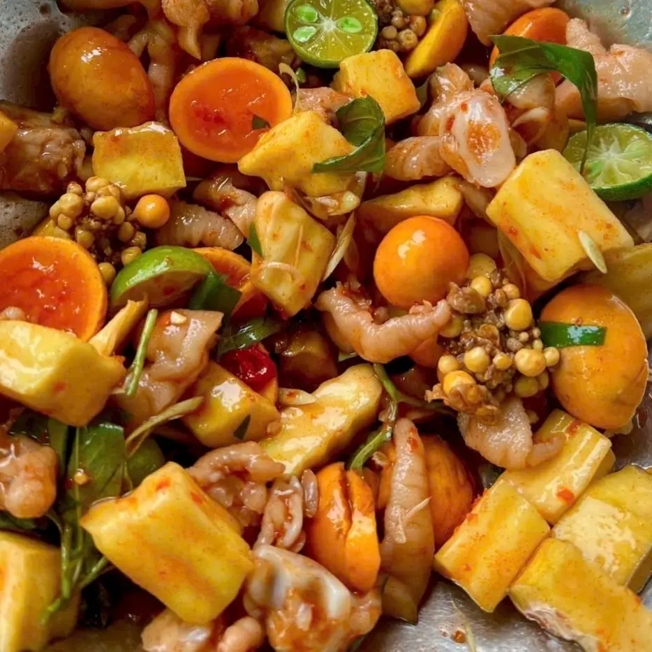 Hình ảnh Trứng Gà Non Mix Chân Gà Sốt Thái - Phần
