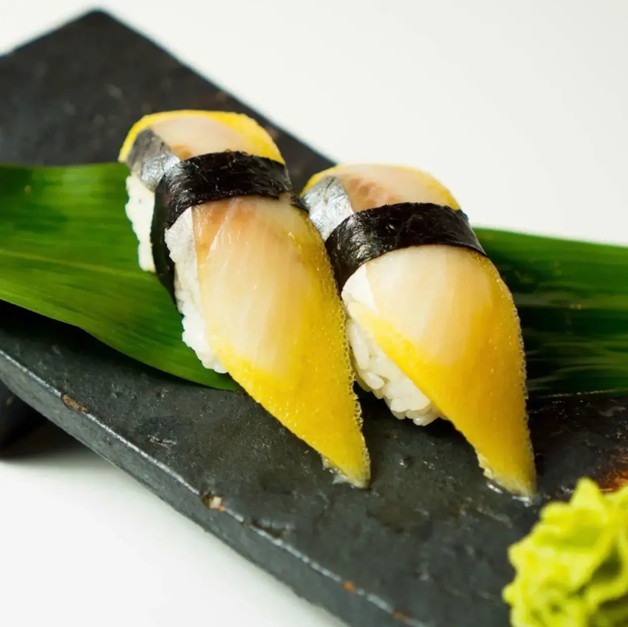 Hình ảnh Sushi cá trích ép trứng(2viên)