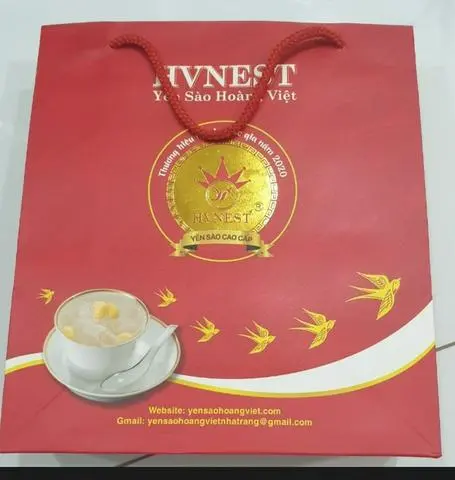 Hình ảnh túi xách màu đỏ đựng 6 -10 hũ yến chưng sẵn 