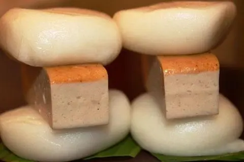 Hình ảnh Bánh Dày Kẹp Chả Quế