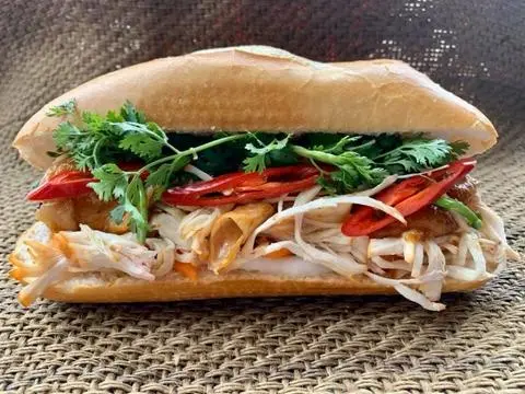 Hình ảnh Bánh mì gà xé
