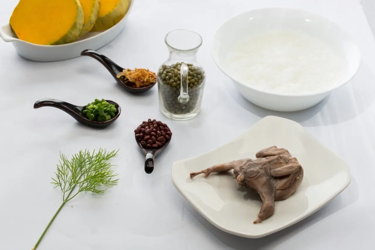Hình ảnh Cháo bồ câu đậu xanh đặc biệt