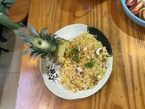 Hình ảnh Cơm chiên trái thơm 