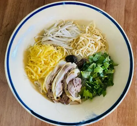 Hình ảnh Bún thang thịt đùi
