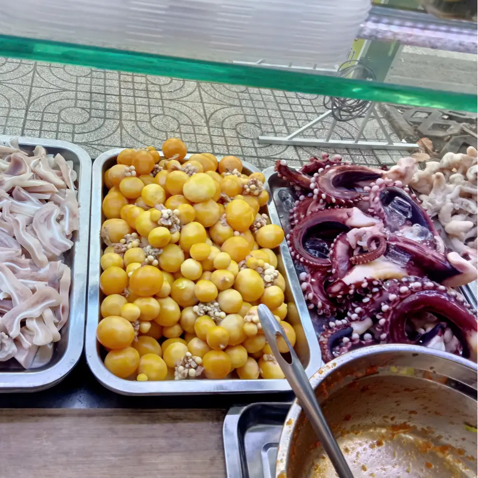 Hình ảnh CHÂN GÀ+TRỨNG+BẠCH TUỘC SỐT THÁI