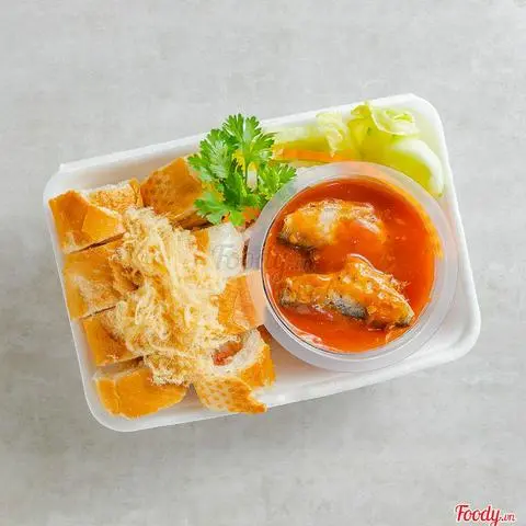 Hình ảnh Bánh mì cá hộp nóng