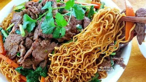 Hình ảnh Mì xào thịt thăn heo mềm
