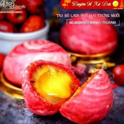 Hình ảnh Bánh táo đỏ lava phô mai trứng muối