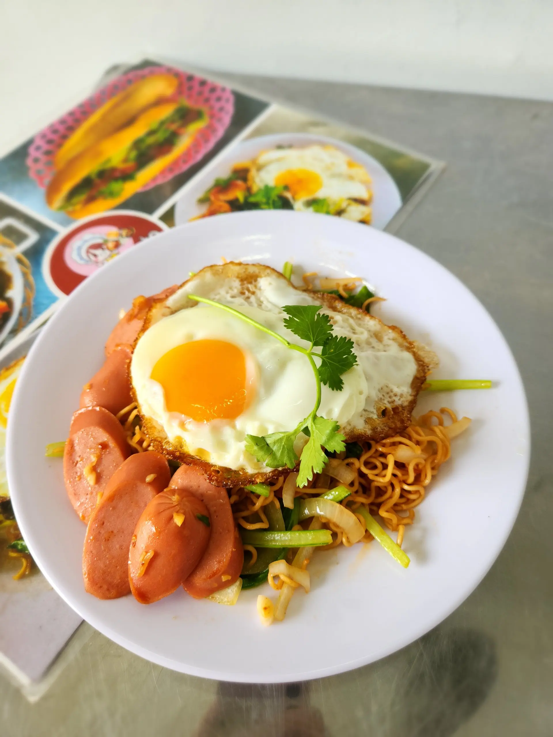 Hình ảnh MÌ XÀO XÚC XÍCH + TRỨNG