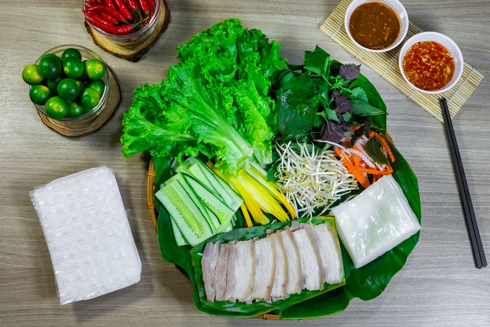 Hình ảnh Bánh tráng cuốn thịt luộc