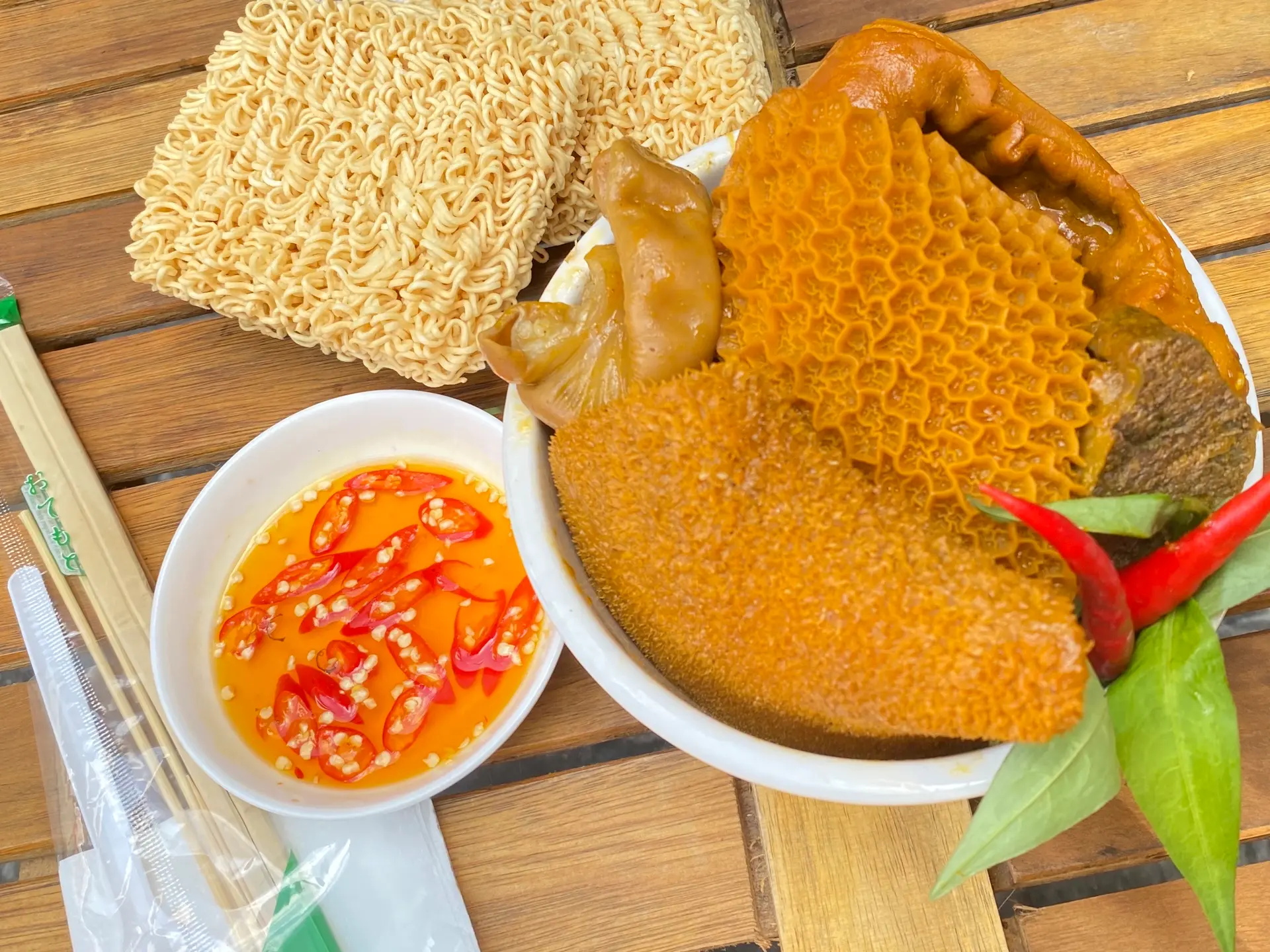 Hình ảnh Phá lấu bò mì gói phần lớn