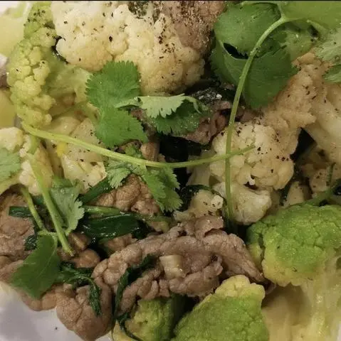 Hình ảnh Cơm Bò xào bông cải