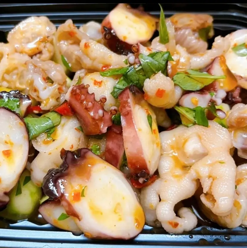 Hình ảnh Combo3: Mua 1 chân gà mix bạch tuộc sốt thái (size lớn) tặng nước ngọt 
