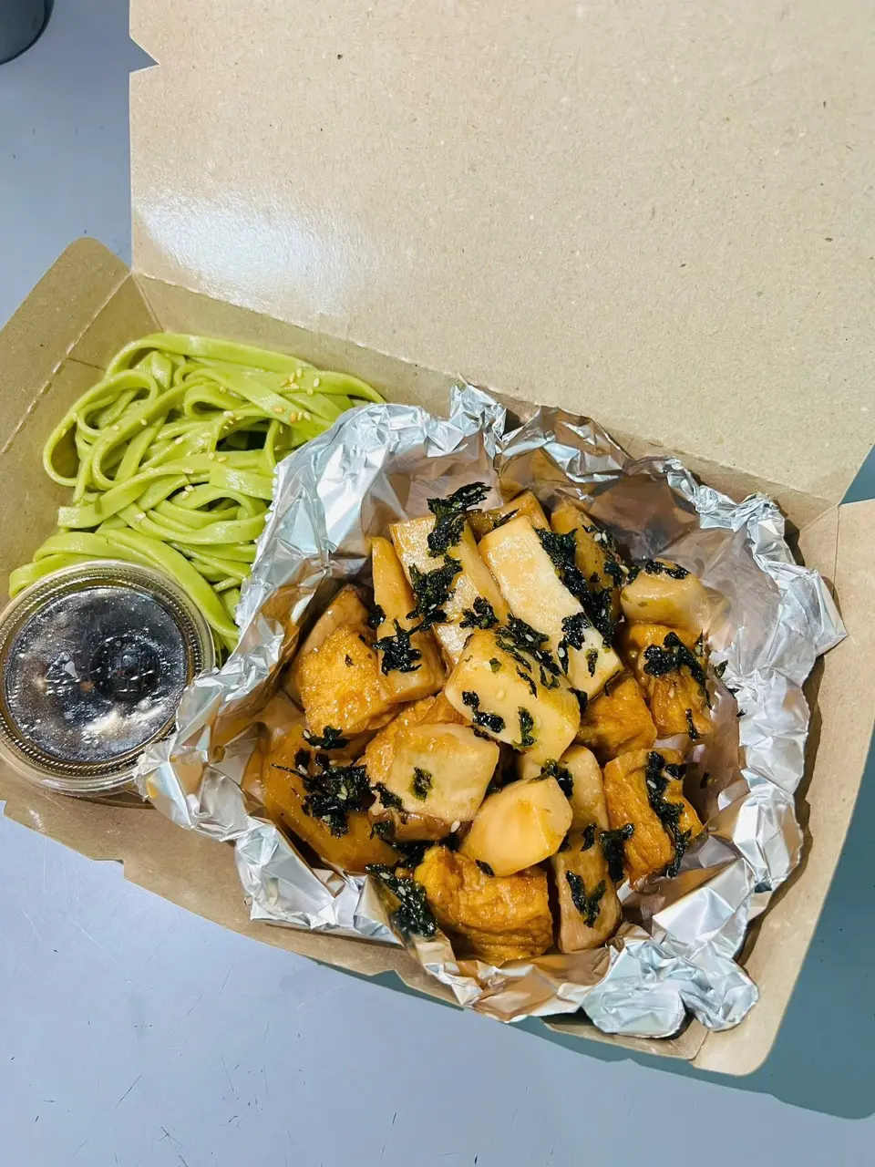 Hình ảnh Mì rau củ + Chả chay sốt me