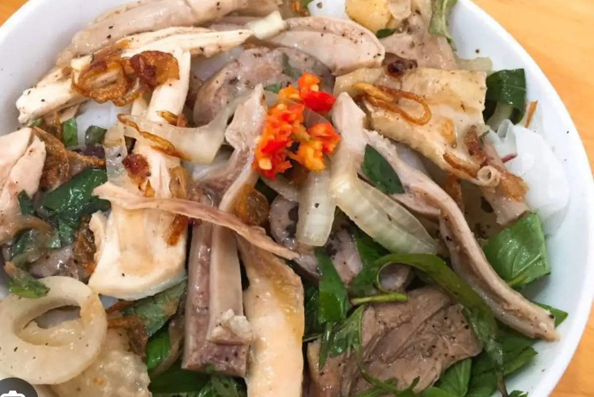 Hình ảnh Bánh ướt thập cẩm ( gà xé, lòng gà )