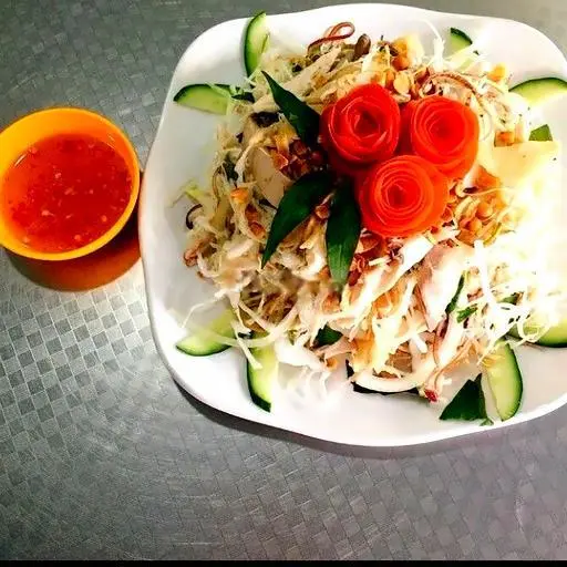 Hình ảnh Gà xé trộn gỏi nửa con - cháo - gỏi