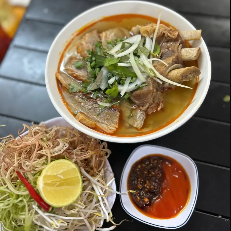 Hình ảnh Bún Bò Huế Sườn Sụn Chả Cua 