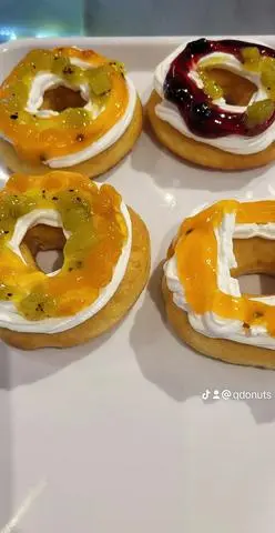 Hình ảnh donut kem trái cây (đào, kiwi, chanh dây, việt quất)