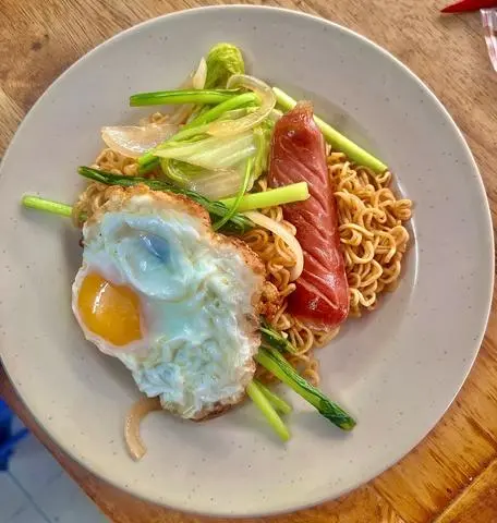 Hình ảnh Mì Xào Trứng Xúc Xích